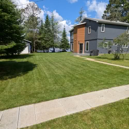 ईगल रिवर, विस्कॉन्सिन में स्माइल अवाइल में स्थित आरामदायक आउटडोर फायर पिट, परिवार के साथ मार्शमैलो भूनने और तारों भरी उत्तरी जंगल की शामों का आनंद लेने के लिए एकदम सही है।