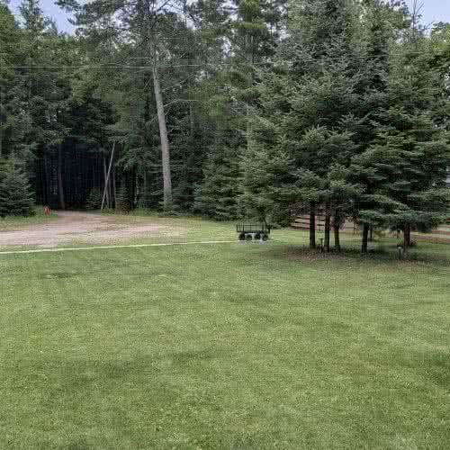 ईगल रिवर, विस्कॉन्सिन में स्माइल अवाइल के परिसर में पर्याप्त मुफ्त पार्किंग उपलब्ध है, जिसमें नाव के ट्रेलर, स्नोमोबाइल हॉलर और कई वाहनों के लिए पर्याप्त जगह है।