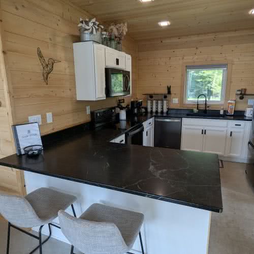 ईगल रिवर में स्थित स्माइल अवाइल में बड़े ग्रेनाइट काउंटरटॉप्स और आधुनिक सिंक हैं, जो बड़े पारिवारिक भोजन तैयार करने के लिए पर्याप्त जगह प्रदान करते हैं।