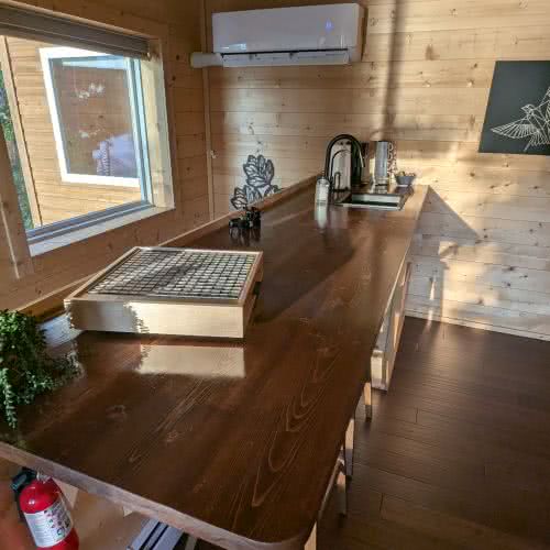 हमारे झील के किनारे स्थित घर में आधुनिक हीटिंग और एयर कंडीशनिंग प्रणाली लगी है, जो विस्कॉन्सिन के सभी मौसमों में आरामदायक वातावरण प्रदान करती है।