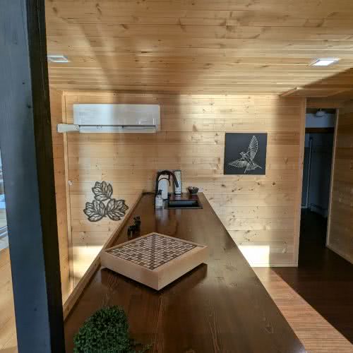 स्माइल अवाइल में हाई-स्पीड वाई-फाई और समर्पित कार्यक्षेत्र उपलब्ध हैं, जो नॉर्थवुड्स में दूरस्थ कार्य या स्ट्रीमिंग के लिए एक विश्वसनीय कनेक्शन सुनिश्चित करते हैं।