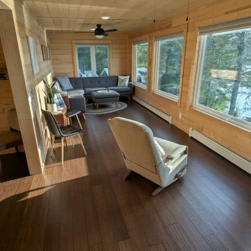 ईगल रिवर स्थित हमारे किराये के आवास में एक विशाल निजी ड्राइववे है, जिसमें कई वाहनों, नाव ट्रेलरों और स्नोमोबाइल हॉलर के लिए पर्याप्त जगह है।