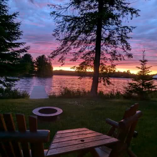 स्माइल अवाइल में आउटडोर ग्रिलिंग और डाइनिंग एरिया है, जो गर्मियों में बारबेक्यू और पारिवारिक भोजन के लिए आदर्श है, और प्रकृति और ऊंचे देवदार के पेड़ों से घिरा हुआ है।