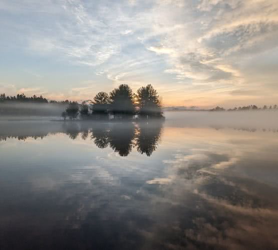 झील के किनारे स्थित हमारे किराये के मकान में सुरक्षित रूप से बाड़ लगी हुई है, जो बच्चों के खेलने के लिए एक सुरक्षित और निजी वातावरण और मेहमानों को प्रकृति की गोद में आराम करने का अवसर प्रदान करती है।