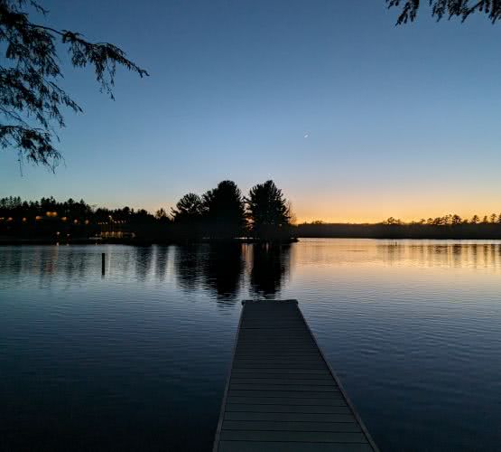 झील के किनारे स्थित हमारे किराये के मकान में सुरक्षित रूप से बाड़ लगी हुई है, जो बच्चों के खेलने के लिए एक सुरक्षित और निजी वातावरण और मेहमानों को प्रकृति की गोद में आराम करने का अवसर प्रदान करती है।