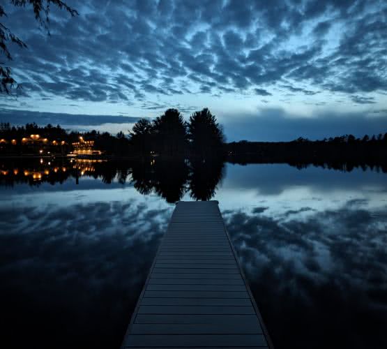 झील के किनारे स्थित हमारे किराये के मकान में सुरक्षित रूप से बाड़ लगी हुई है, जो बच्चों के खेलने के लिए एक सुरक्षित और निजी वातावरण और मेहमानों को प्रकृति की गोद में आराम करने का अवसर प्रदान करती है।